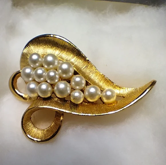 Vintage Gold Coloured Brooch With White Faux Pearls - Picture 5 of 6